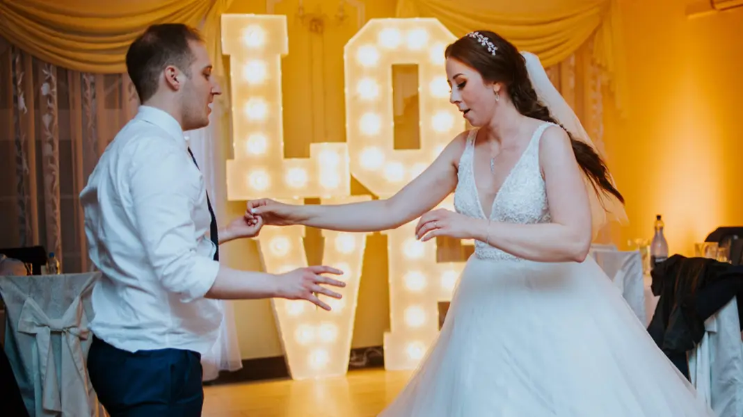 Napis Love DJ na Urodziny, Wesele Bolesławiec, Wrocław, Dolnośląskie, Lubań, Gryfów, Lubin, Polkowice, Złotoryja, Legnica, Wałbrzych, Kłodzko- Pakiet premium (djagencja.pl) 