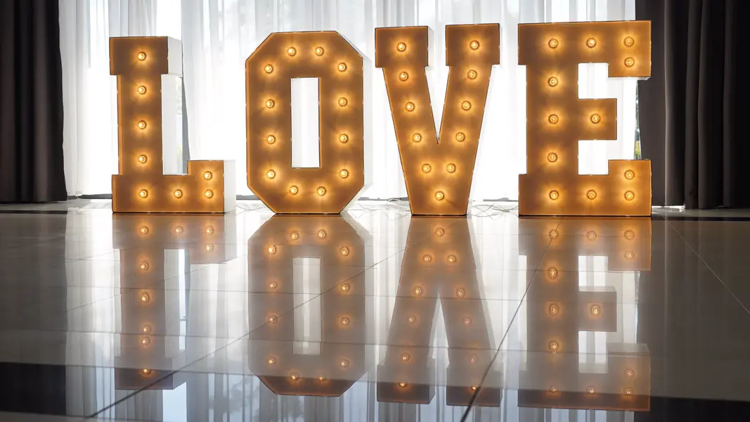 Napis Love DJ na Urodziny, Wesele Bolesławiec, Wrocław, Dolnośląskie, Lubań, Gryfów, Lubin, Polkowice, Złotoryja, Legnica, Wałbrzych, Kłodzko- Pakiet premium (djagencja.pl) 